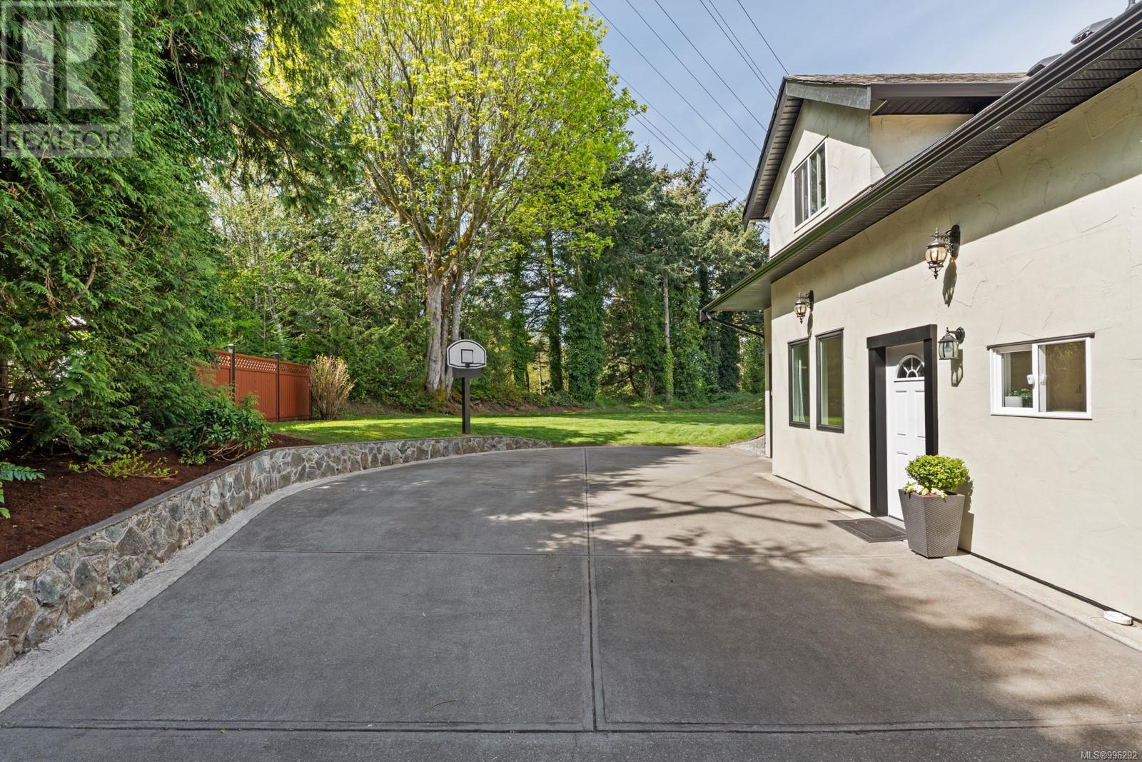 9246 Mainwaring Rd, North Saanich