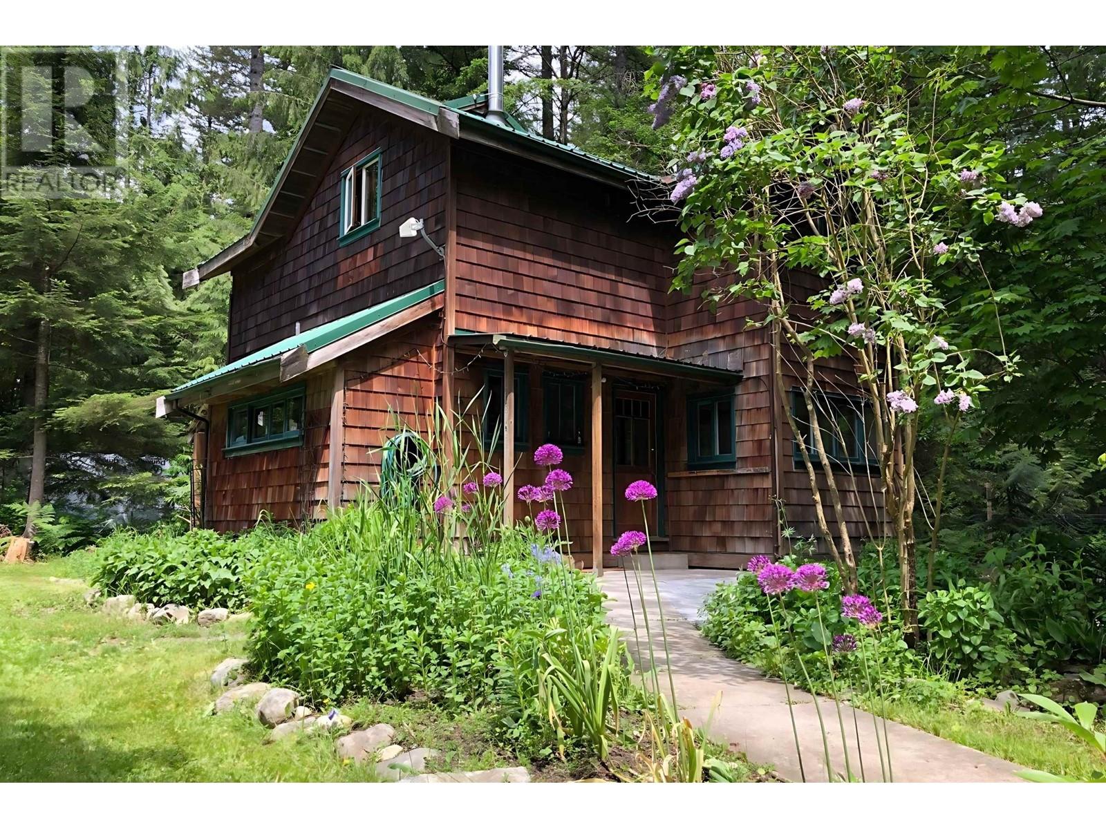 5051 PARADISE VALLEY ROAD, Squamish