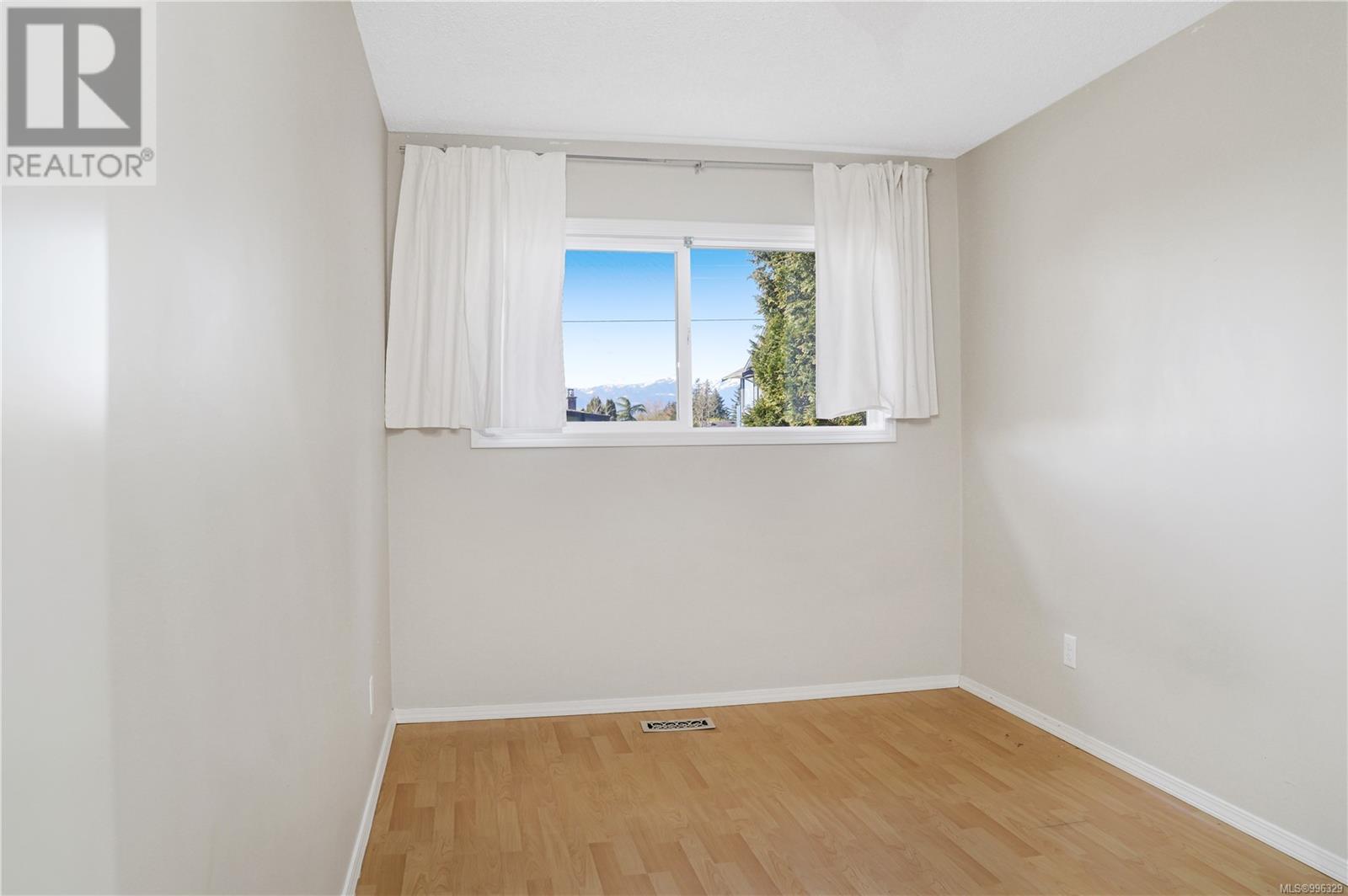 2168 McKenzie Ave, Comox