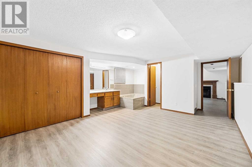 Single Family House 4 Level for Sale in  Sandstone Drive NW Sandstone Valley Calgary 