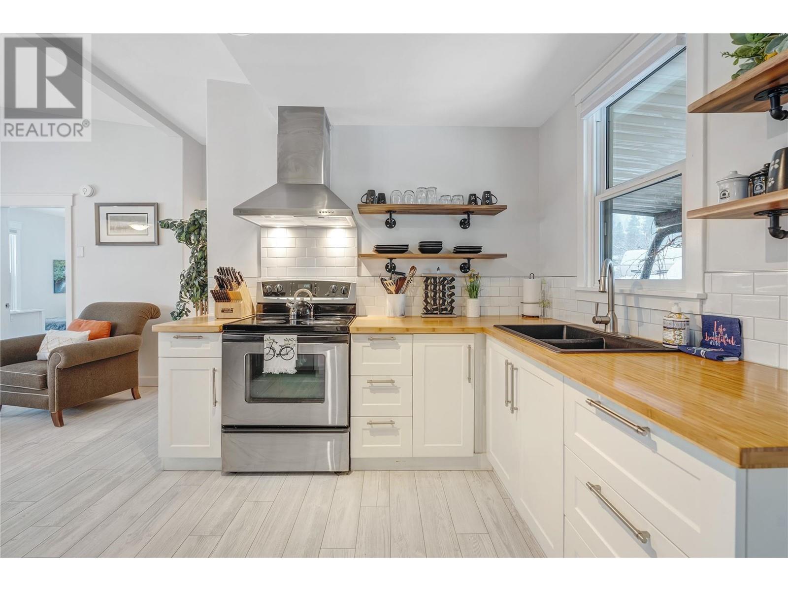  11212 VICTORIA Road, Summerland