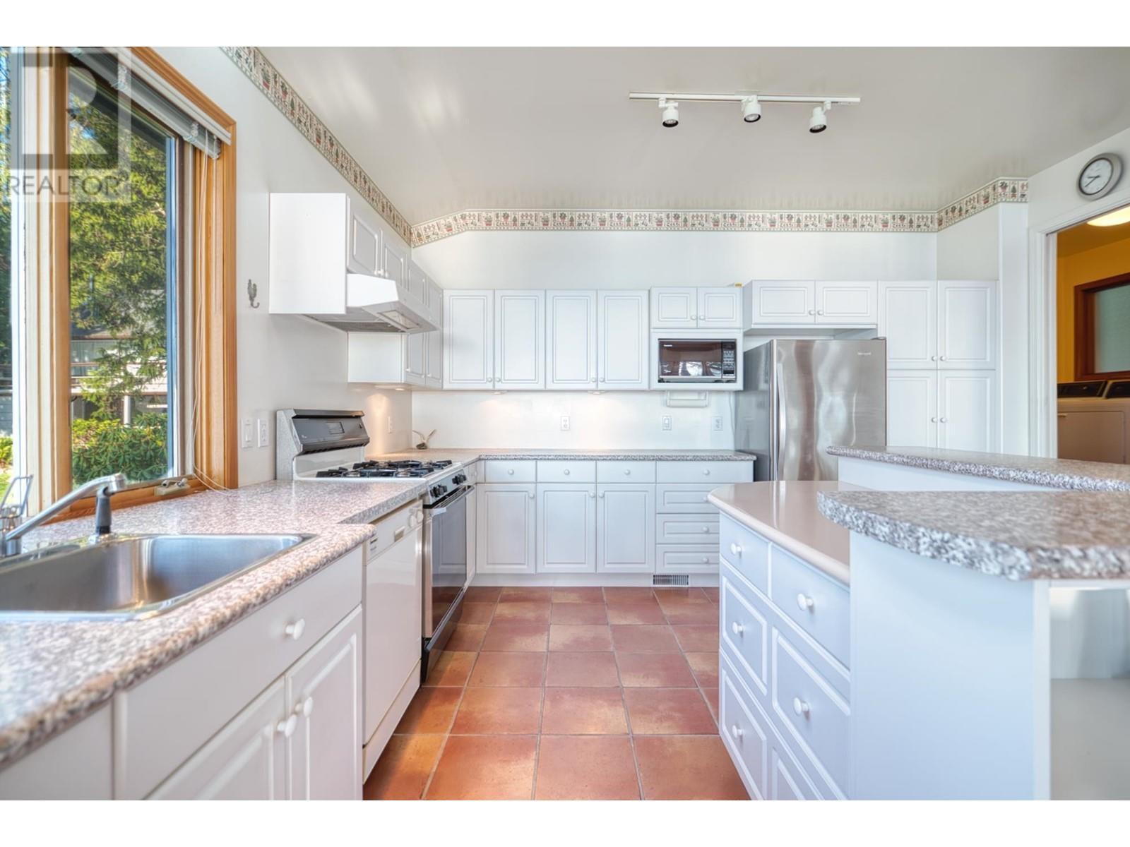 6417 SUNSHINE COAST HIGHWAY, Sechelt