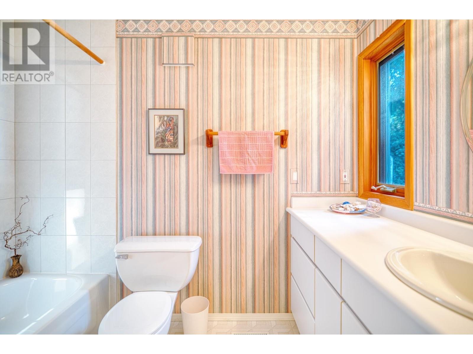6417 SUNSHINE COAST HIGHWAY, Sechelt