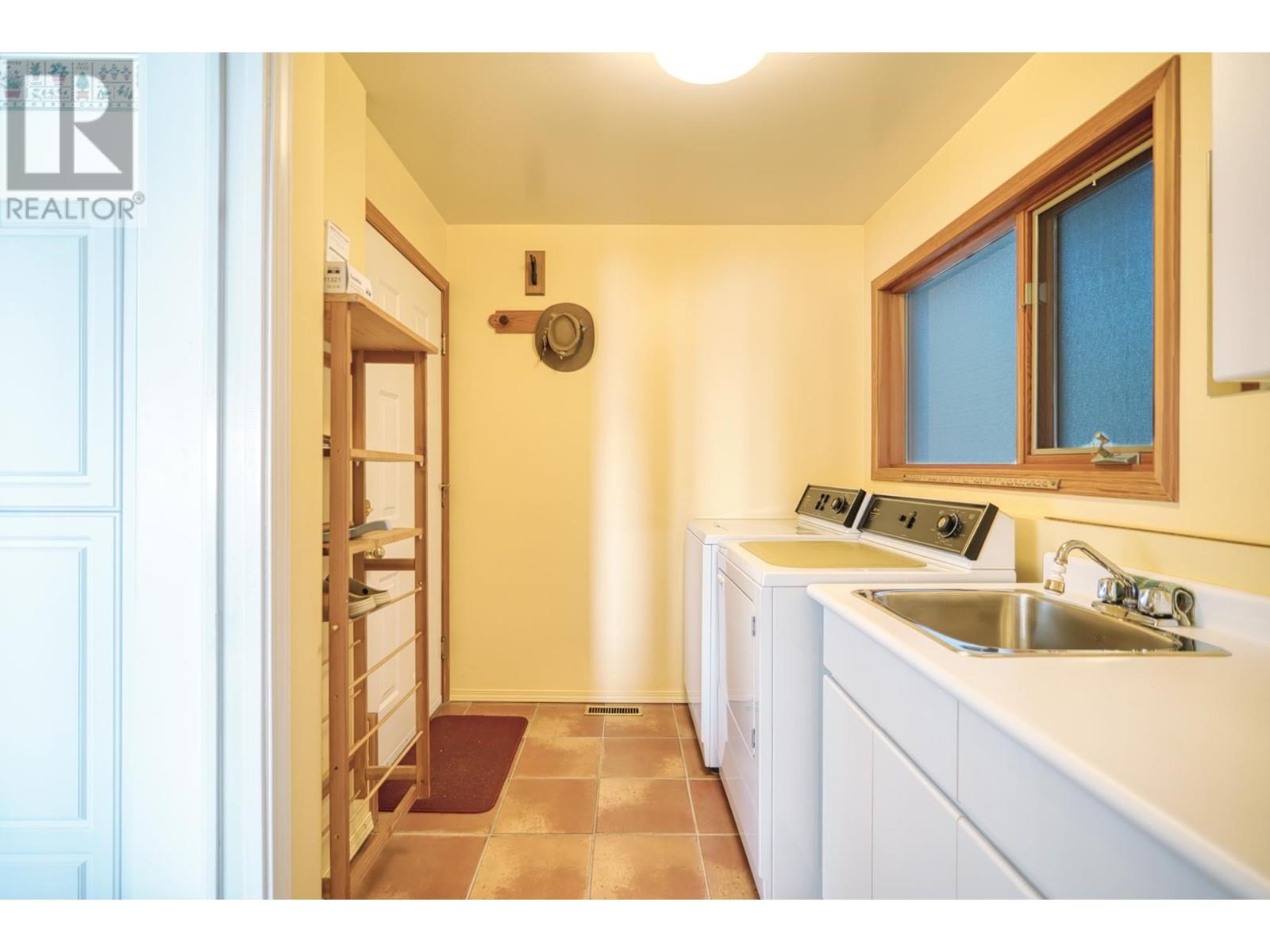 6417 SUNSHINE COAST HIGHWAY, Sechelt