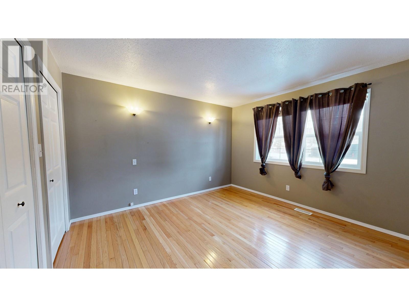 5571 LAKESIDE COURT, 100 Mile House