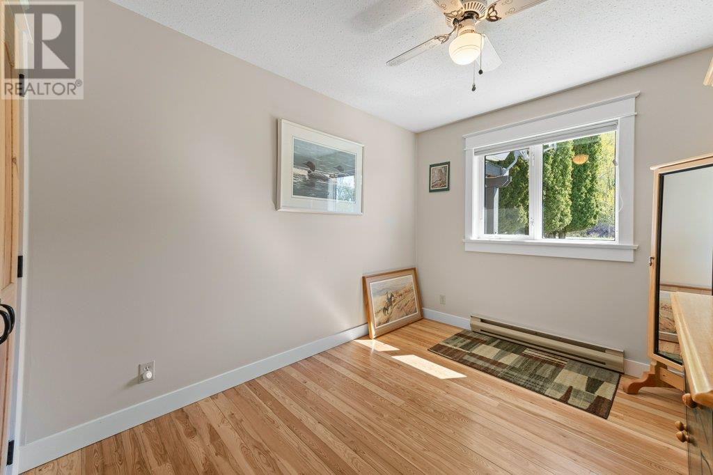 8152 River Road, Oliver