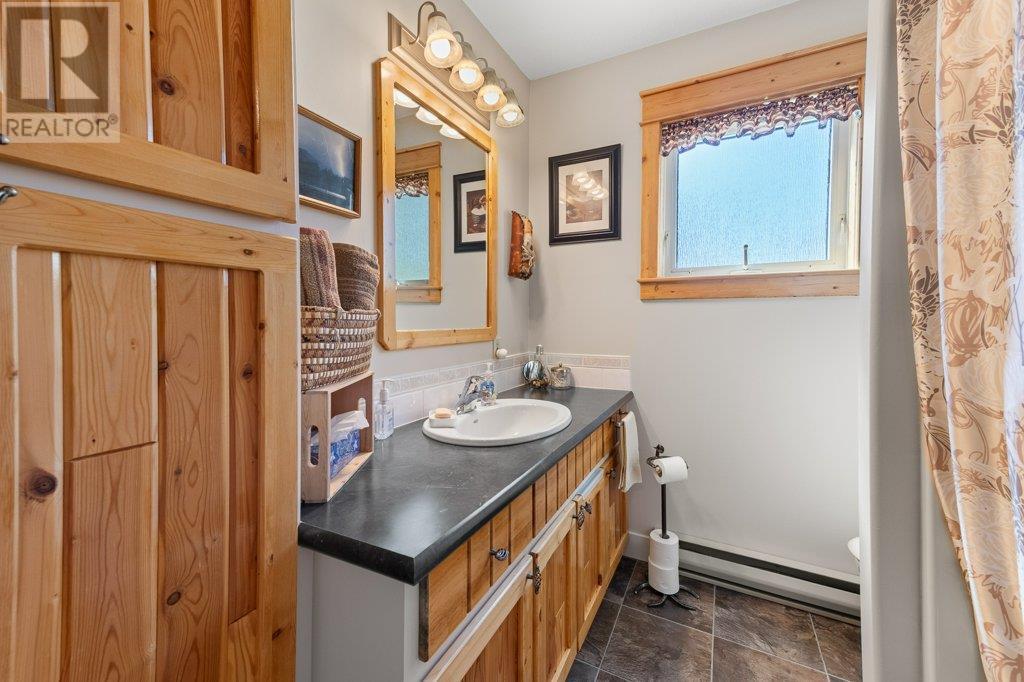 8152 River Road, Oliver
