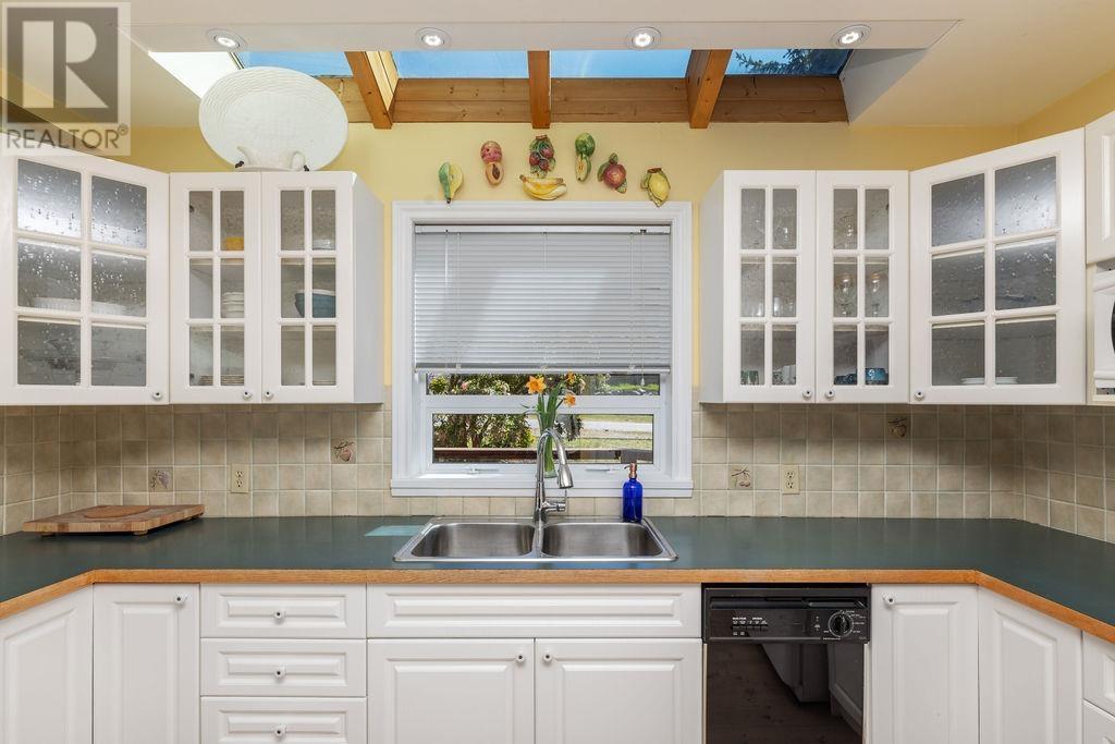 5864 SKOOKUMCHUK ROAD, Sechelt