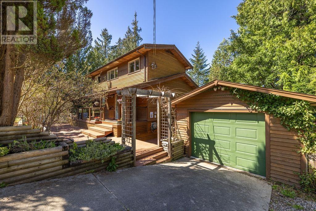 5864 SKOOKUMCHUK ROAD, Sechelt