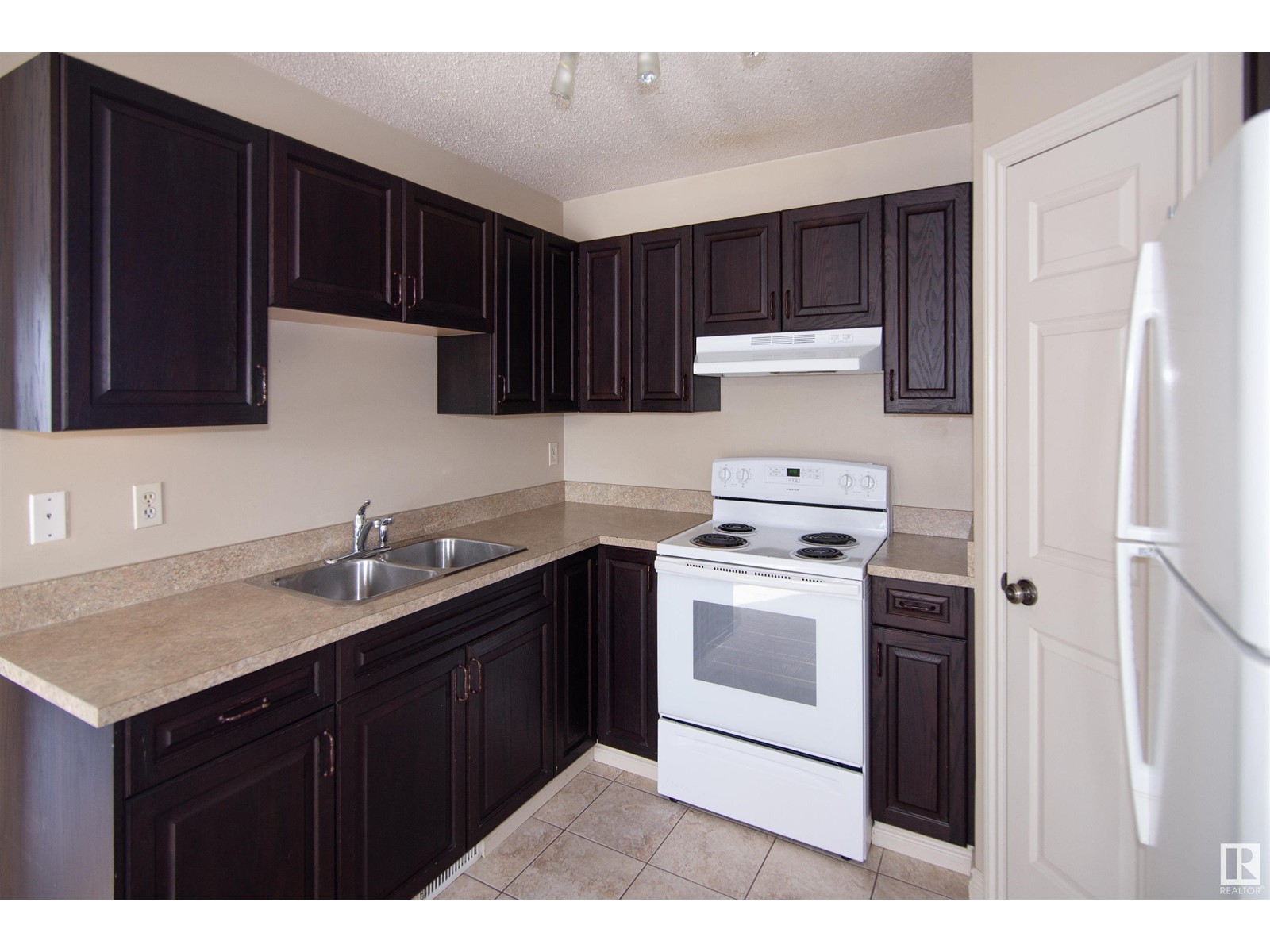 4001 46 ST - Photo 4 of 31, Bonnyville Town, Alberta