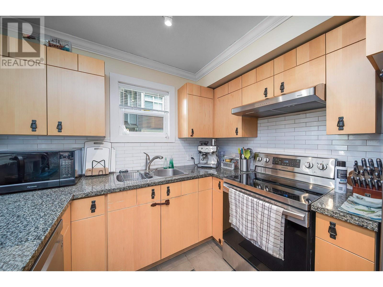 Photo 11 of 34 7428 Southwynde Avenue, Burnaby BC