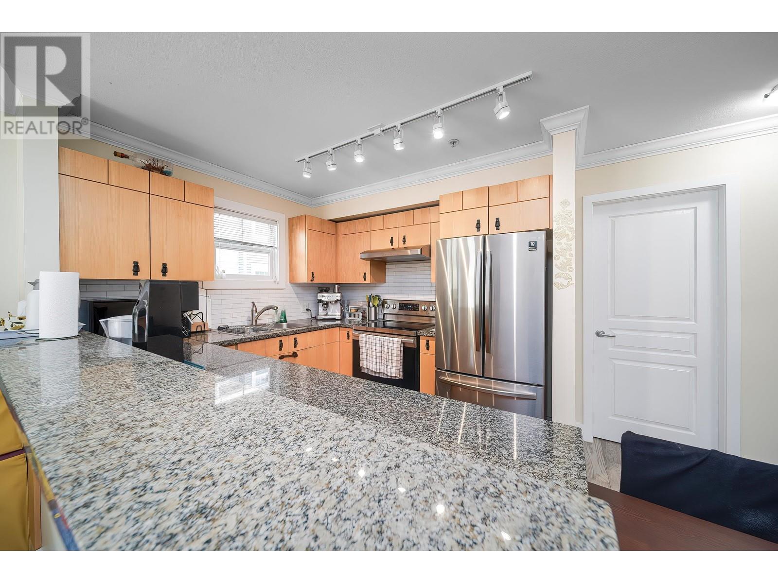 Photo 10 of 34 7428 Southwynde Avenue, Burnaby BC