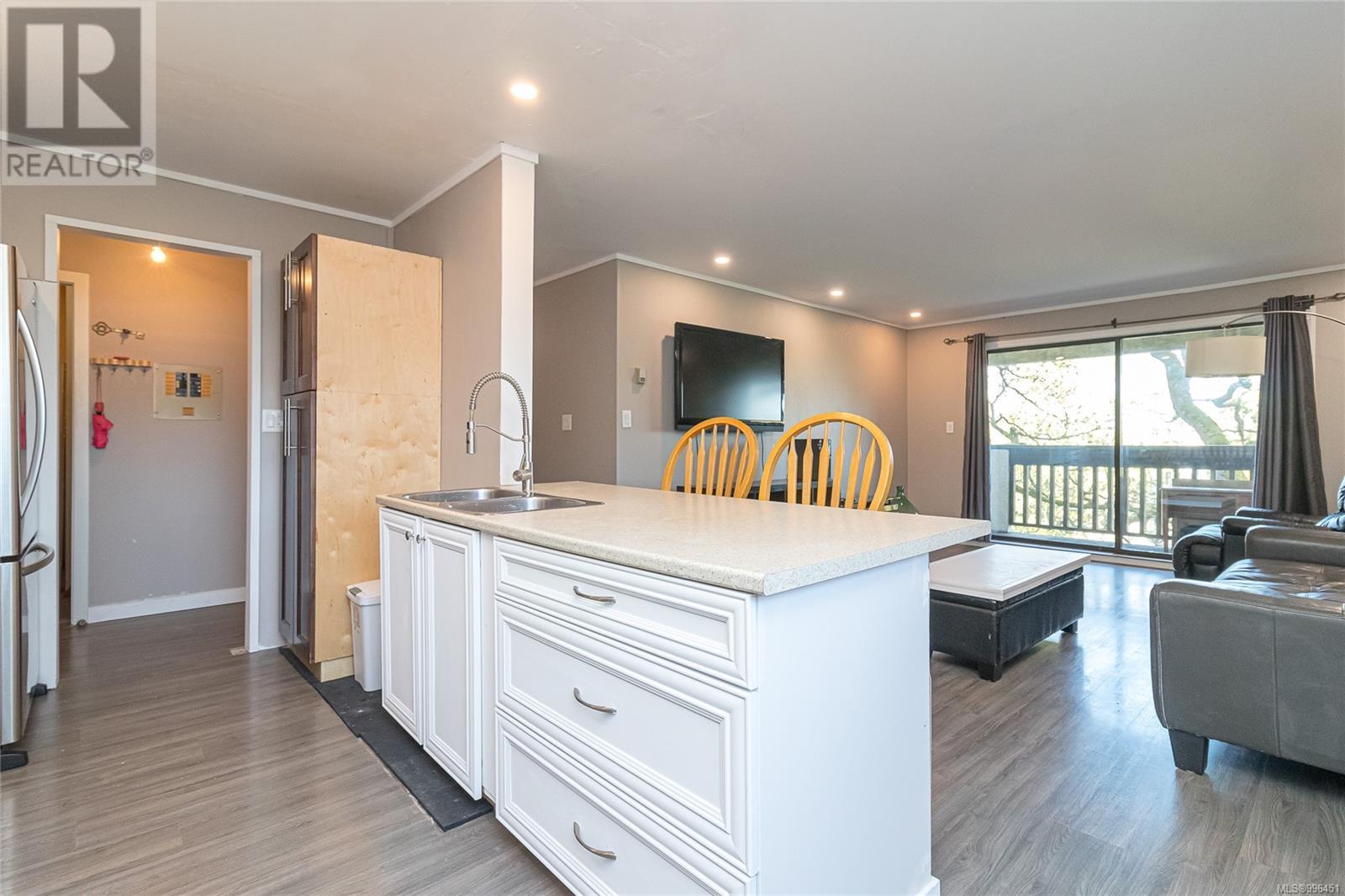 205 3277 Glasgow Avenue, Saanich