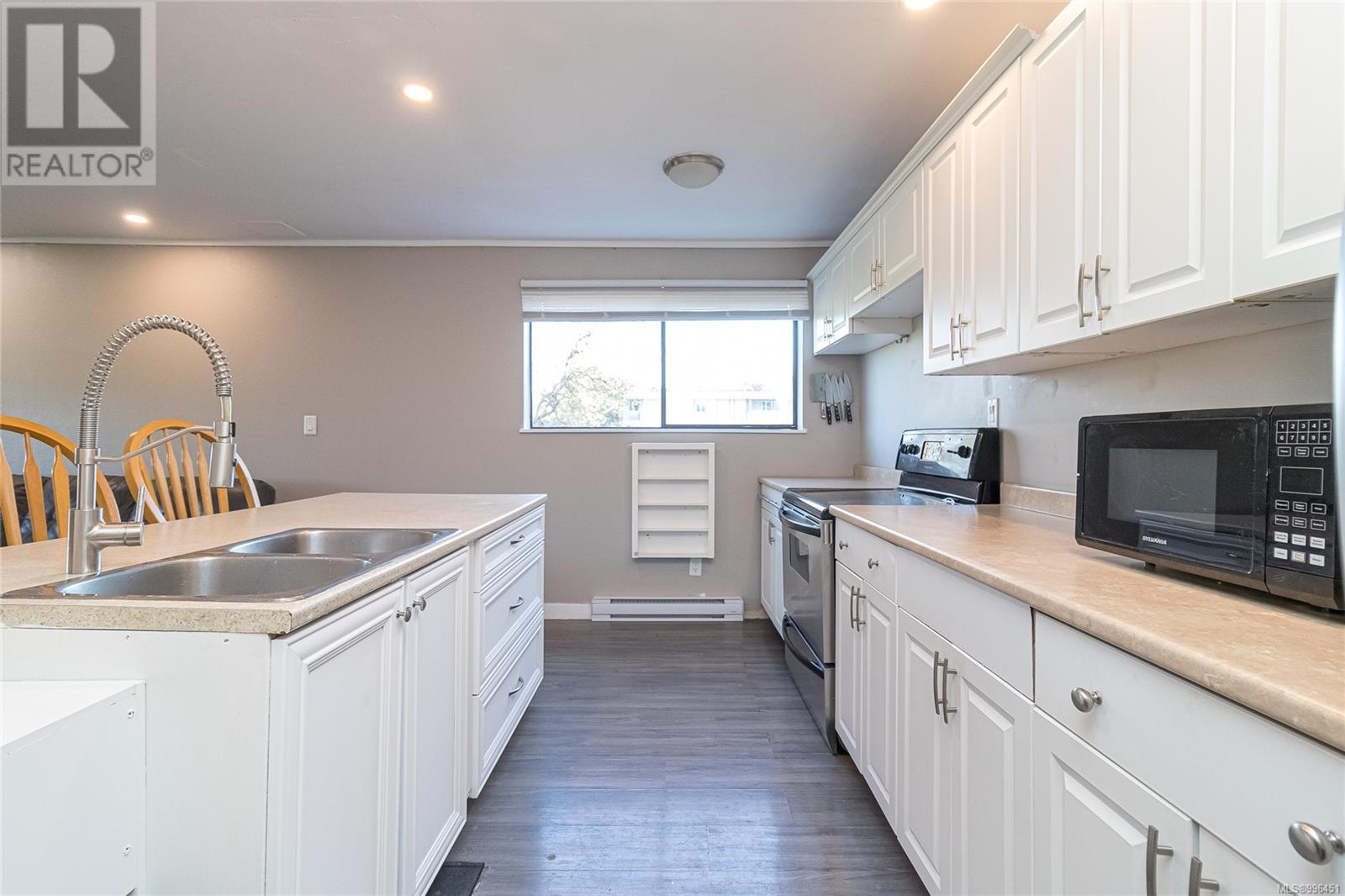 205 3277 Glasgow Avenue, Saanich