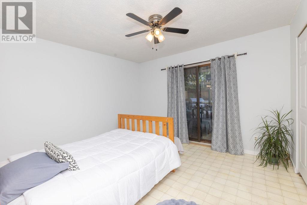 5613 TRAIL AVENUE, Sechelt