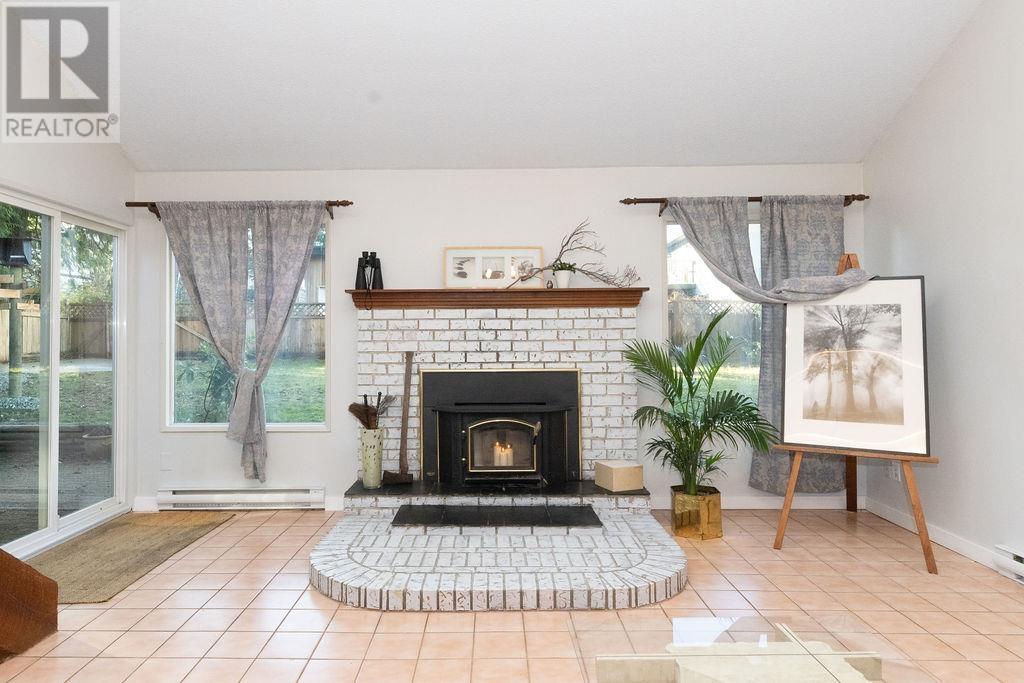 5613 TRAIL AVENUE, Sechelt