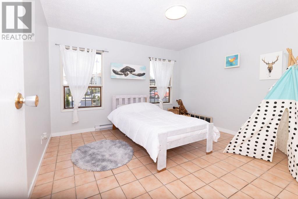5613 TRAIL AVENUE, Sechelt