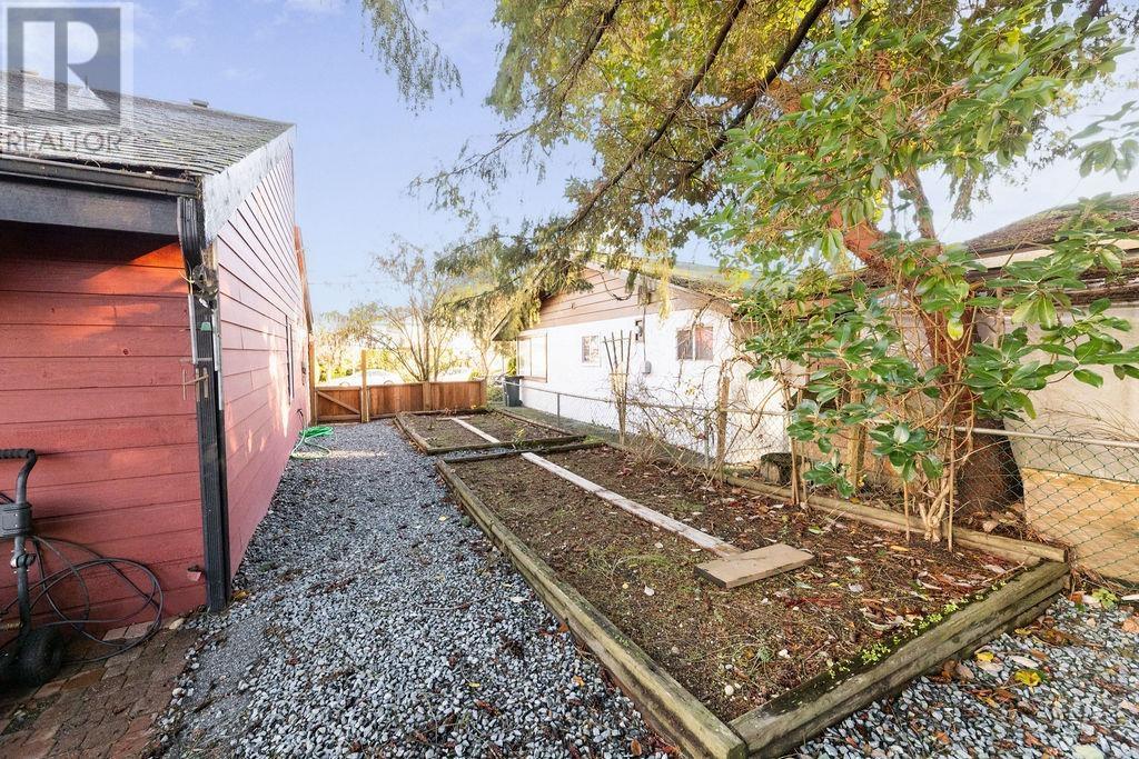 5613 TRAIL AVENUE, Sechelt