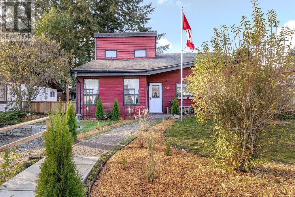 5613 TRAIL AVENUE, Sechelt