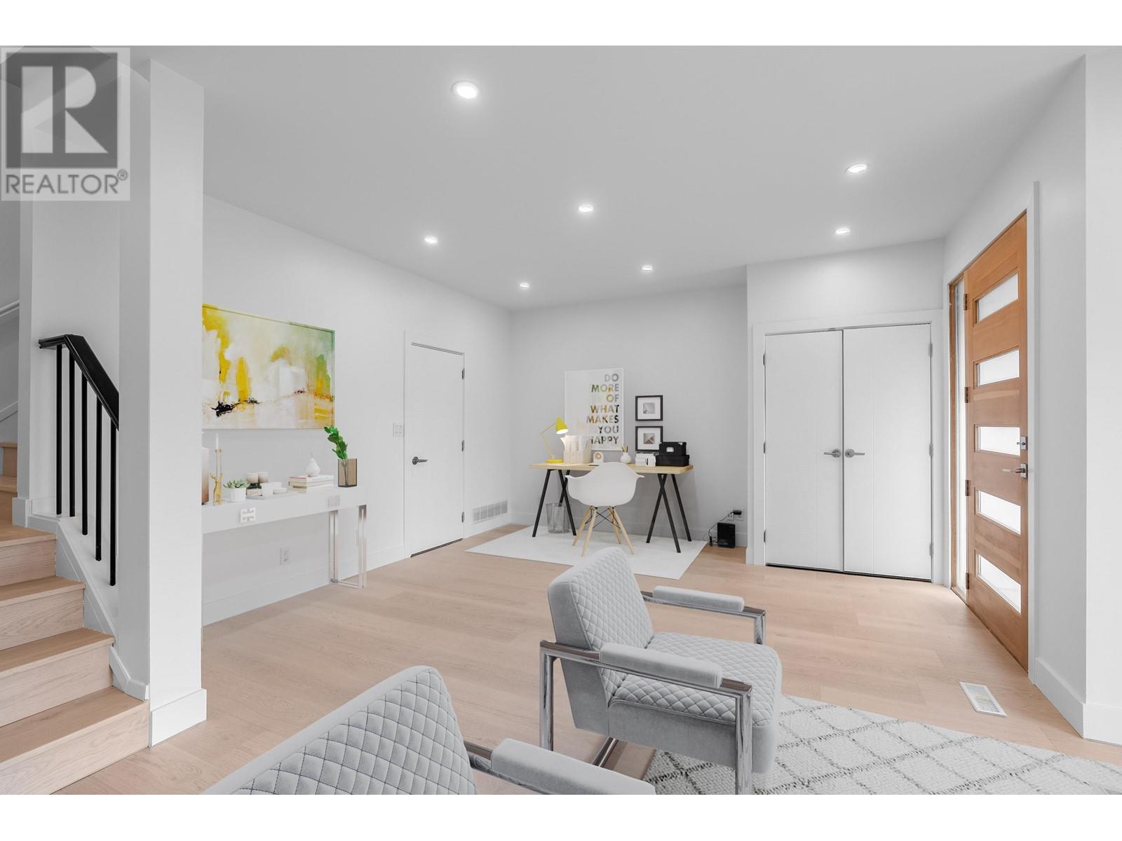 552 W 25TH STREET, North Vancouver