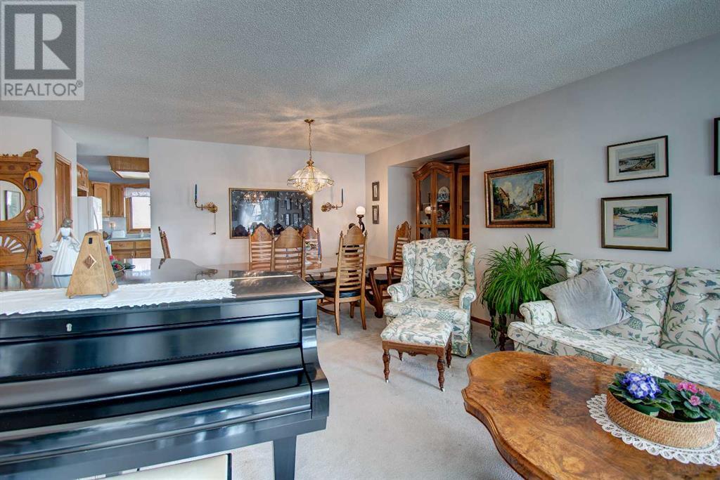 Single Family House Bi-level for Sale in  Signal Hill Place SW Signal Hill Calgary 
