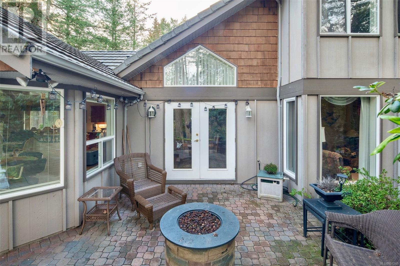  983 Carolwood Drive, Saanich