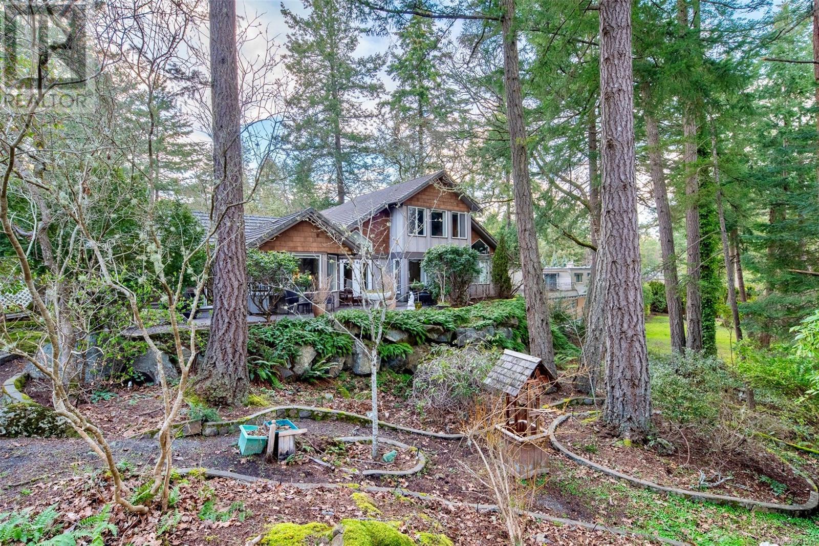  983 Carolwood Drive, Saanich