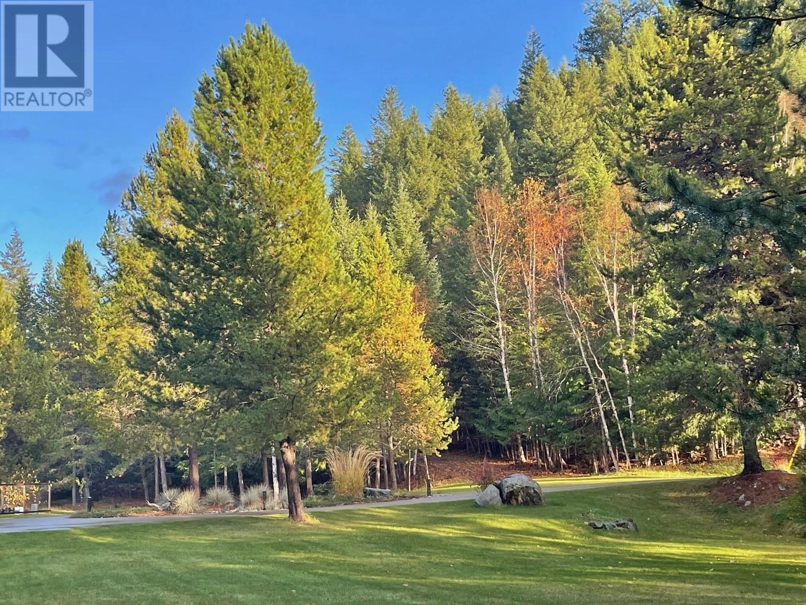 4933 Birch Lane, Barriere