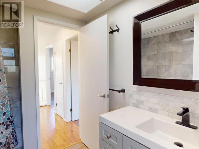 3390 JOYCE AVE, Powell River