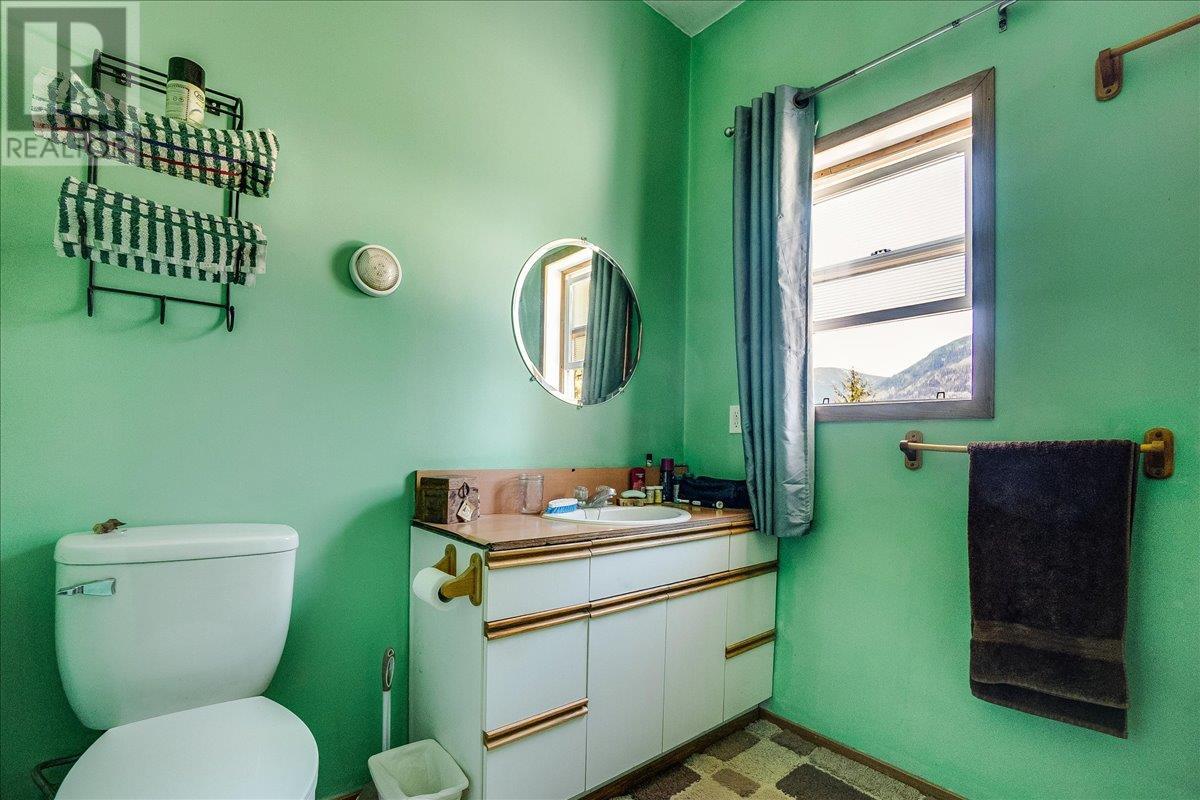 7465 Broadwater Road, Castlegar