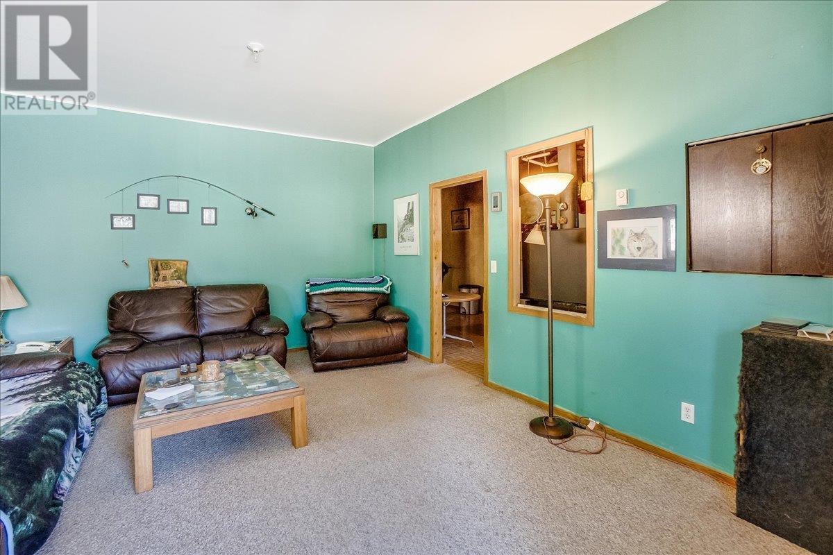 7465 Broadwater Road, Castlegar