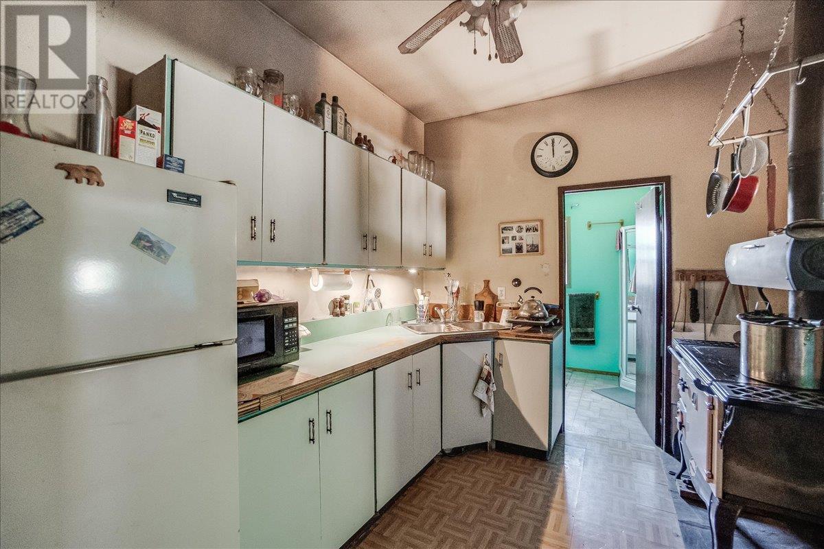 7465 Broadwater Road, Castlegar
