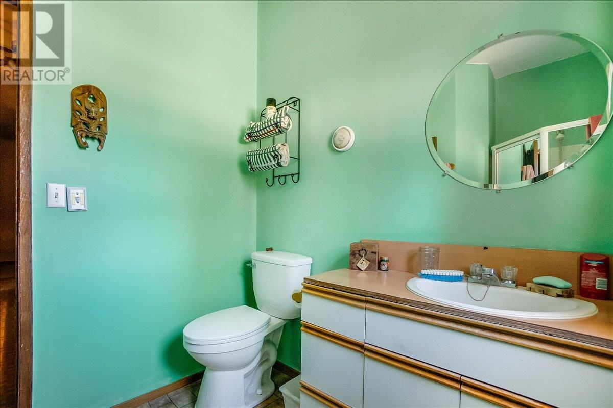 7465 Broadwater Road, Castlegar