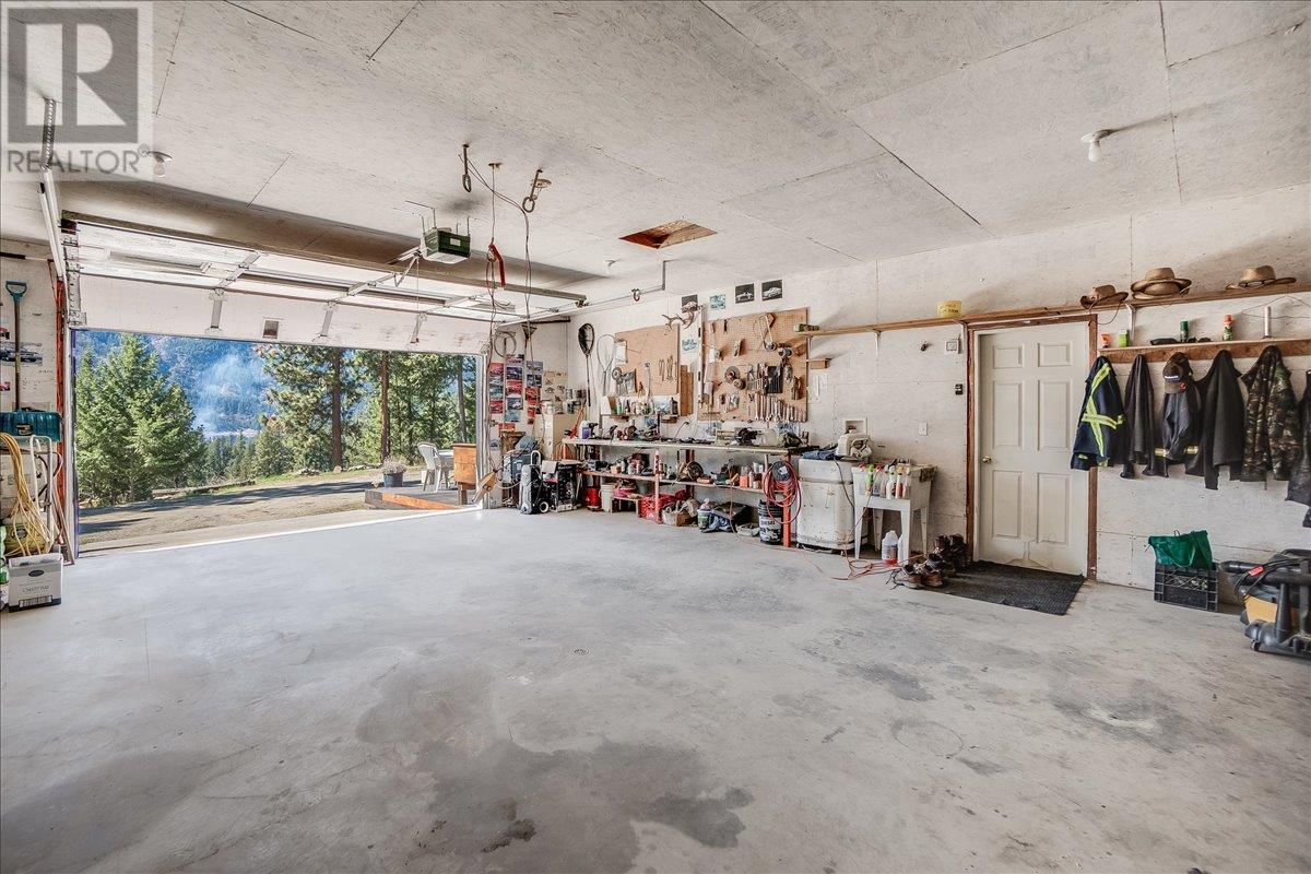 7465 Broadwater Road, Castlegar