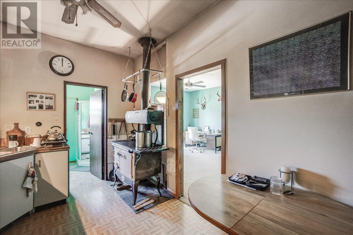 7465 Broadwater Road, Castlegar
