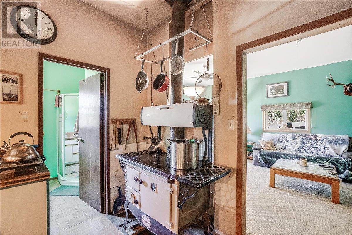 7465 Broadwater Road, Castlegar