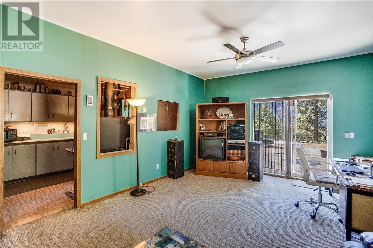 7465 Broadwater Road, Castlegar