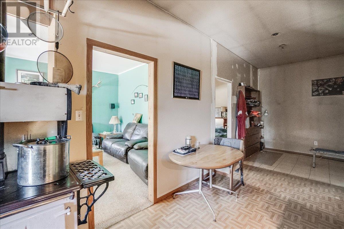 7465 Broadwater Road, Castlegar