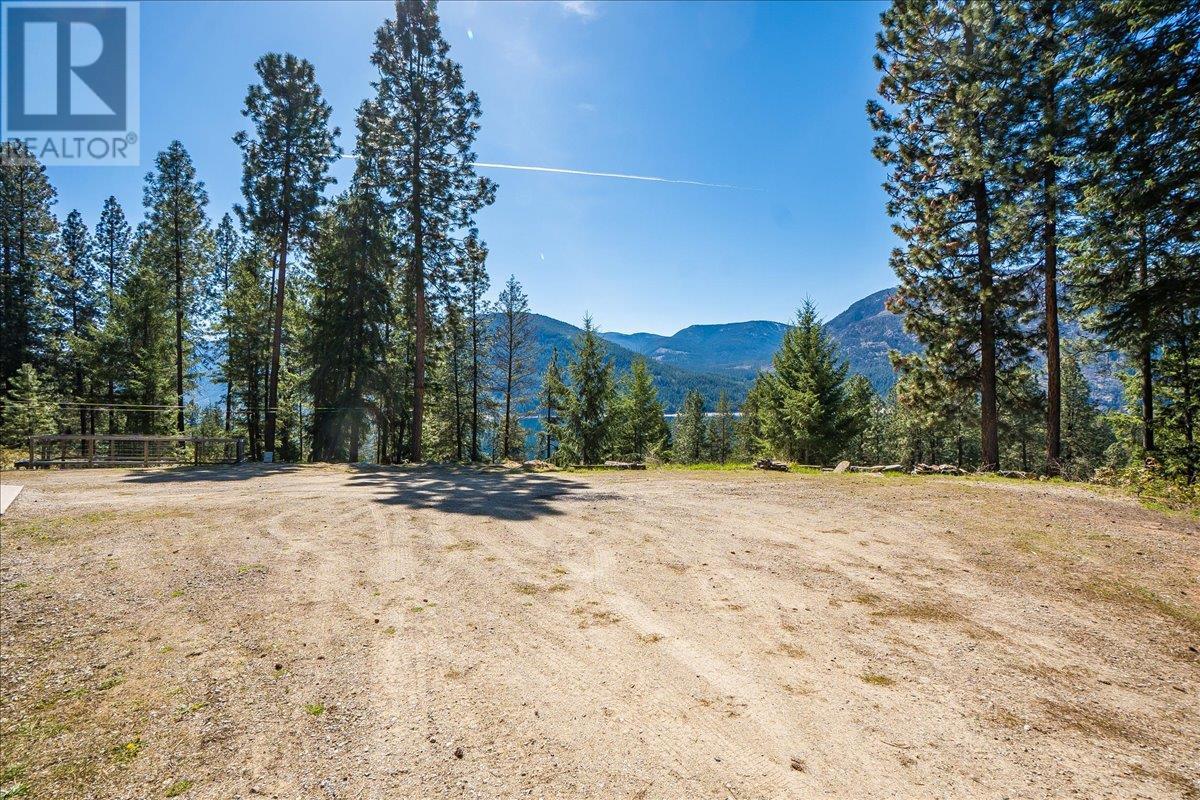 7465 Broadwater Road, Castlegar