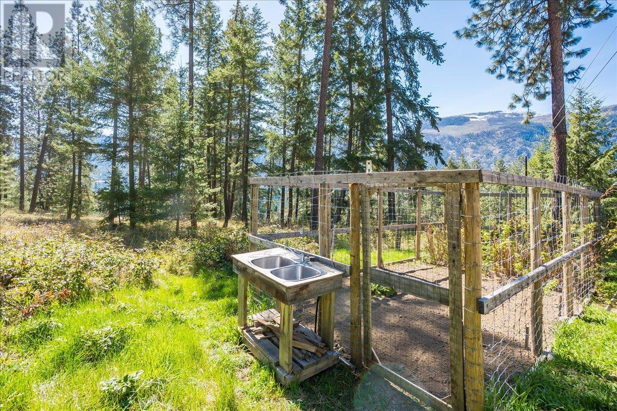 7465 Broadwater Road, Castlegar