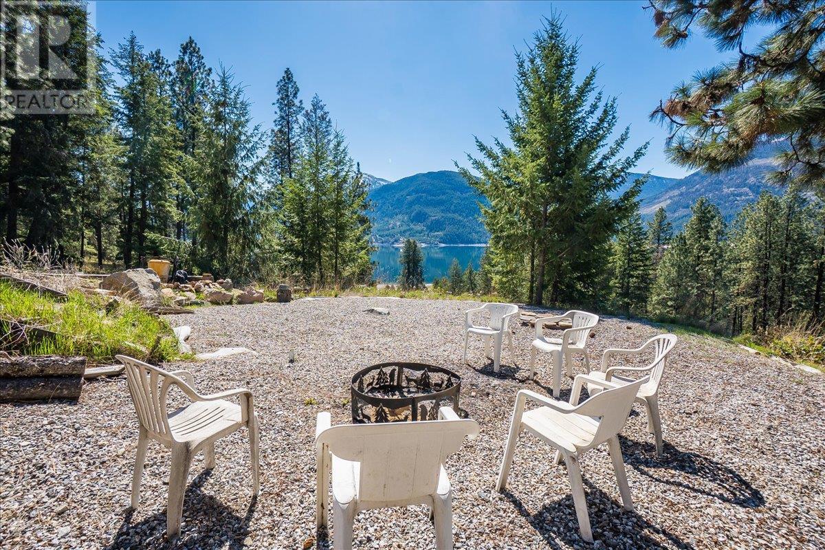 7465 Broadwater Road, Castlegar