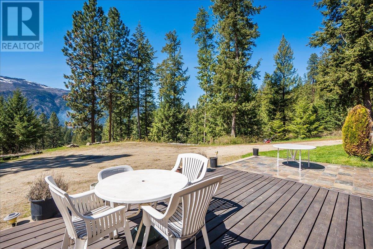 7465 Broadwater Road, Castlegar