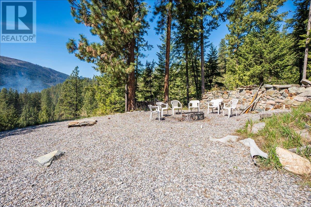 7465 Broadwater Road, Castlegar