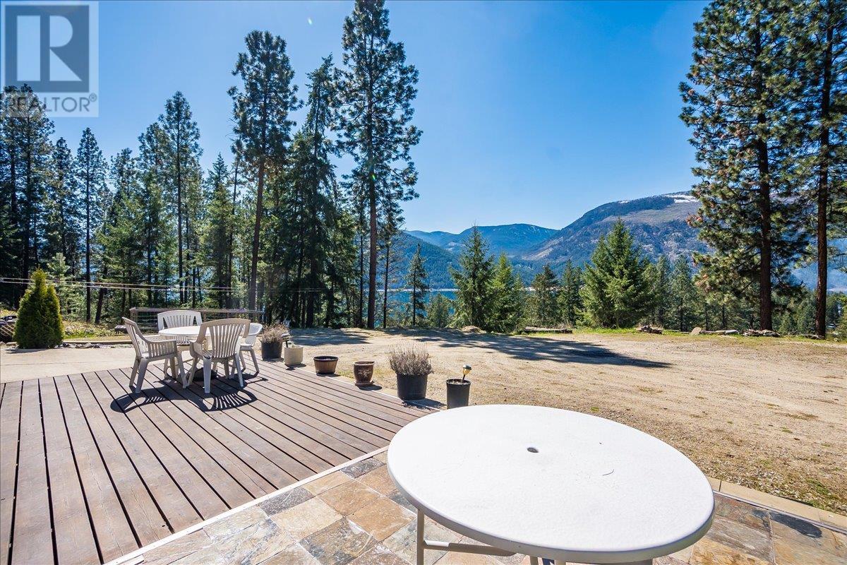 7465 Broadwater Road, Castlegar