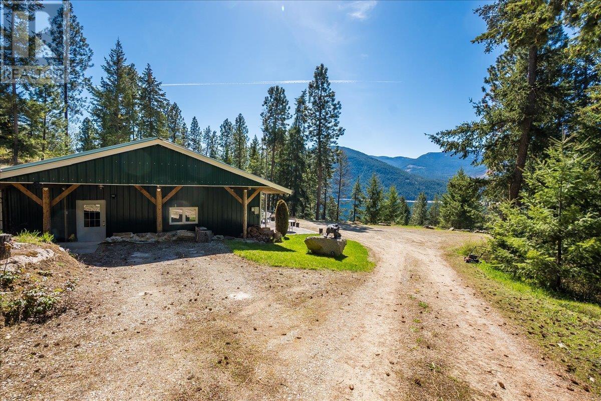 7465 Broadwater Road, Castlegar
