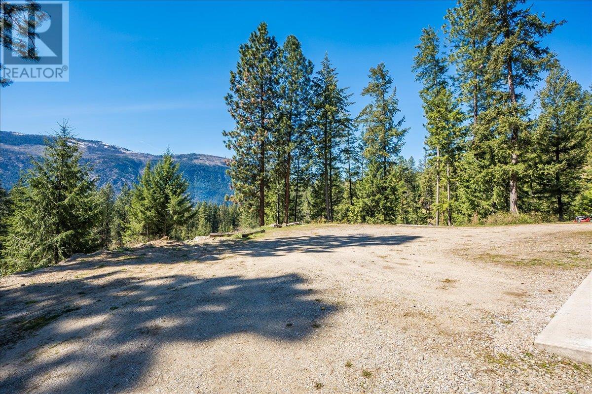7465 Broadwater Road, Castlegar