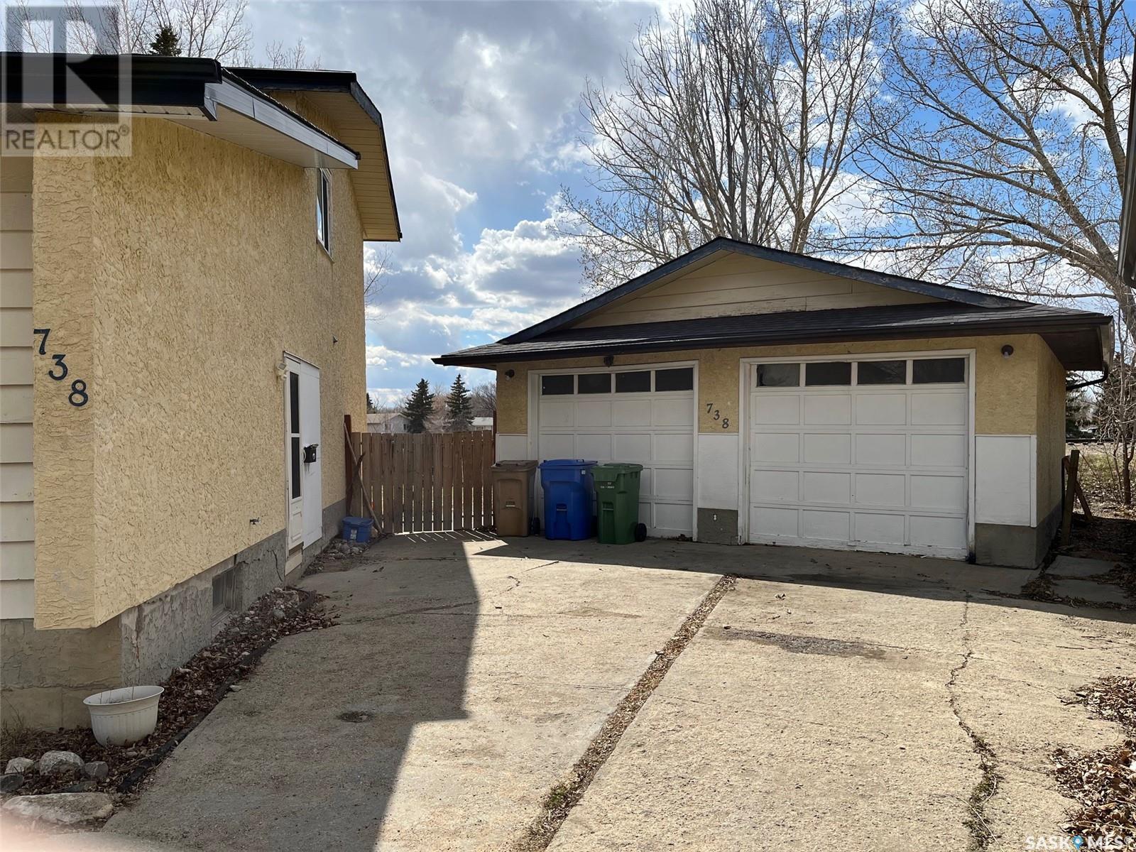 Photo 36 of 738 Bard Crescent N, Regina SK