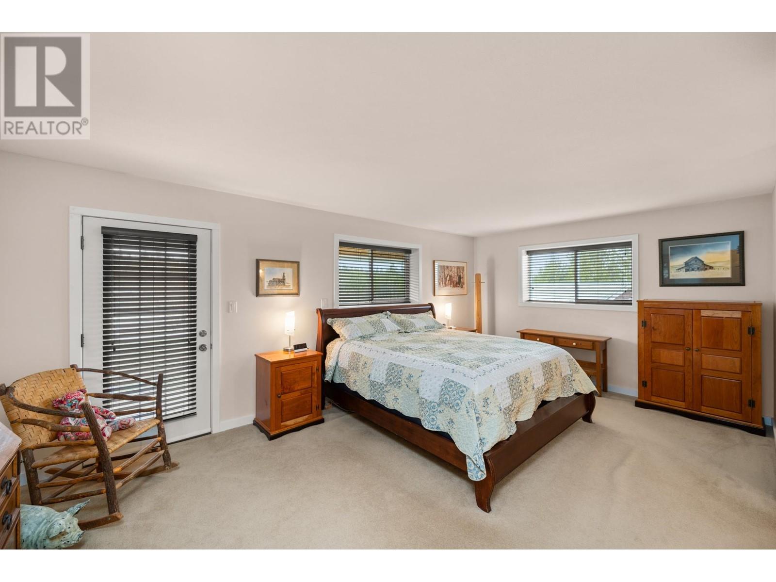 6594 FOOTHILLS ROAD, 100 Mile House