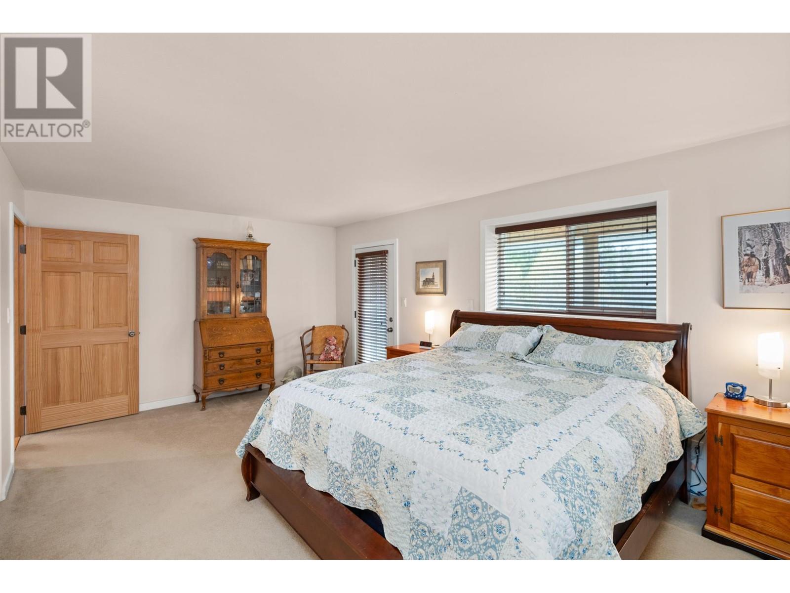 6594 FOOTHILLS ROAD, 100 Mile House