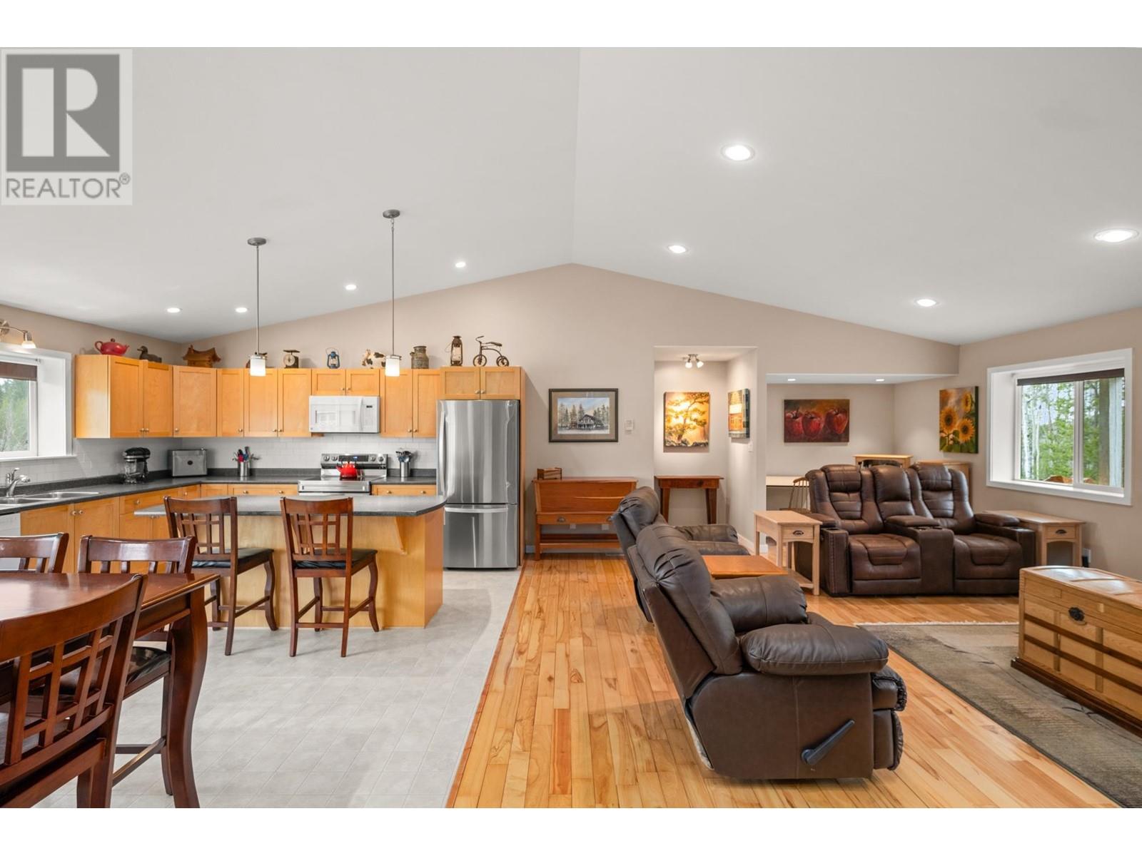 6594 FOOTHILLS ROAD, 100 Mile House